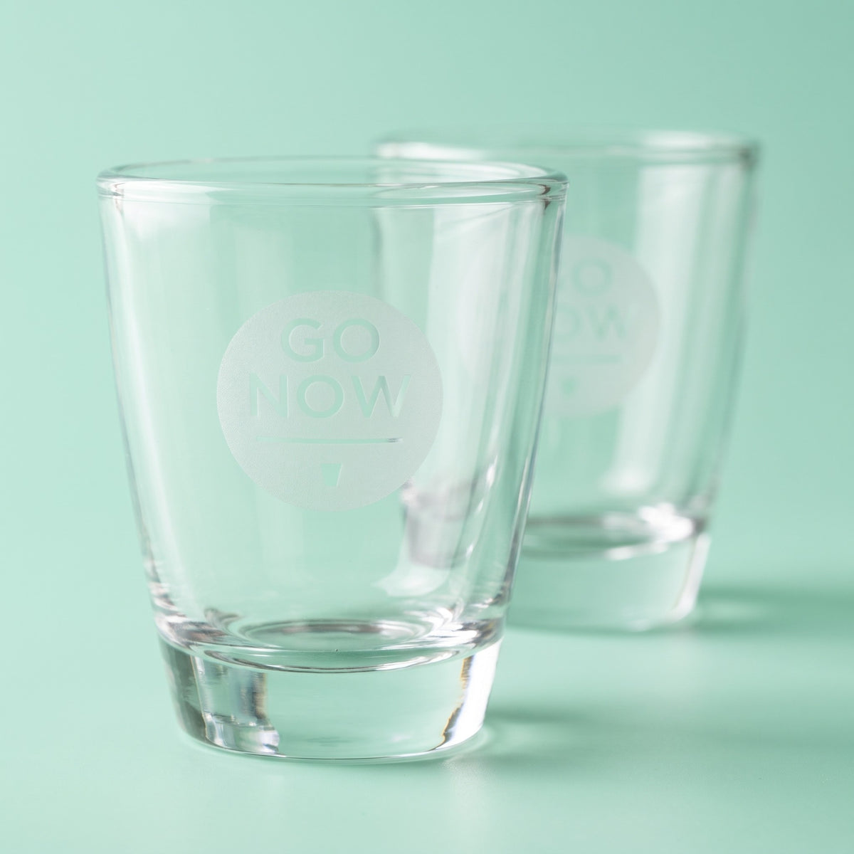 Close-up van het gegraveerde Go Now-logo op een shotglas