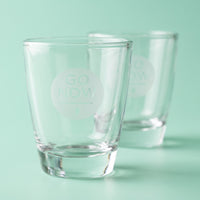 Close-up van het gegraveerde Go Now-logo op een shotglas