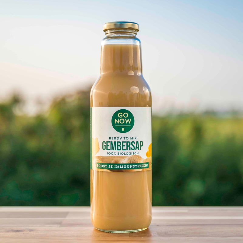 Fles Go Now Pure Gembersap 750ml buiten op een houten tafel