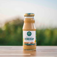 Flesje Go Now Pure Gembersap 200ml buiten op een houten tafel