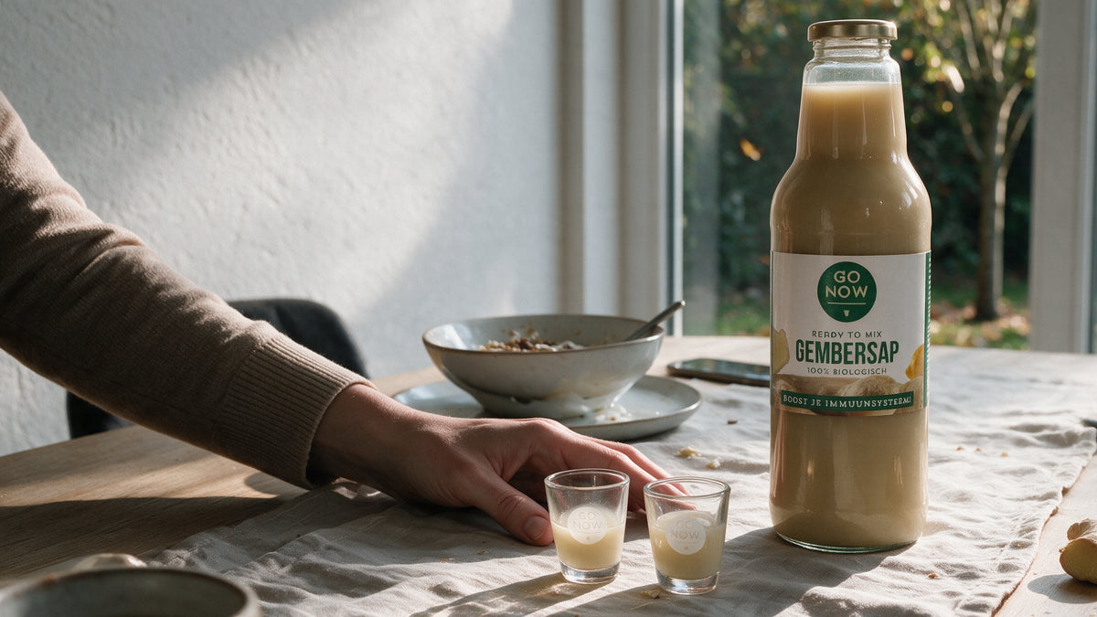 Ontbijttafel in herfstlicht met een fles Go Now gembersap en twee gevulde shotglazen